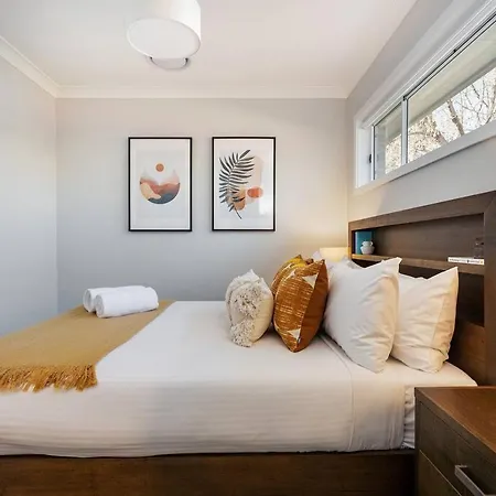 'huxley House' An Elegant Retreat With Backyard Holiday home