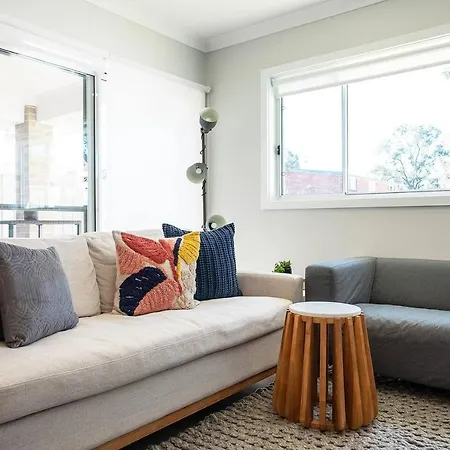 'huxley House' An Elegant Retreat With Backyard Holiday home *