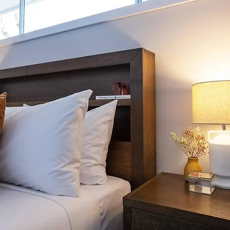 'huxley House' An Elegant Retreat With Backyard Holiday home *