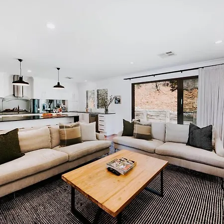'omaroo' Homestead Escape Amongst Rolling Hills *