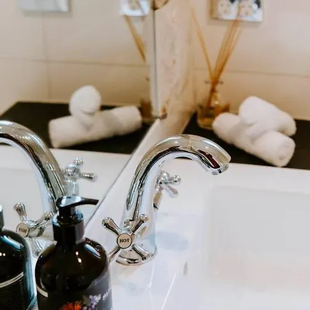 Gladstone Blush - Premium Comfort In Mudgee's Heart Holiday home *
