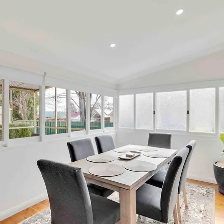 Currawong - An Idyllic Group In Town Holiday home Mudgee