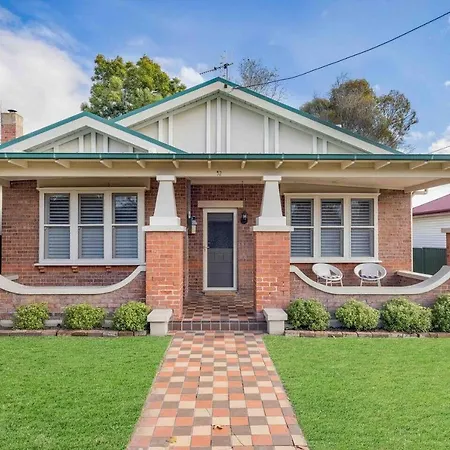Currawong - An Idyllic Group In Town Holiday home