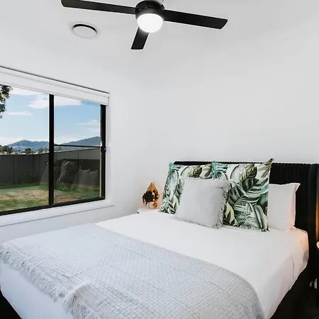 'logan House' A Modern Country-style Retreat Holiday home *