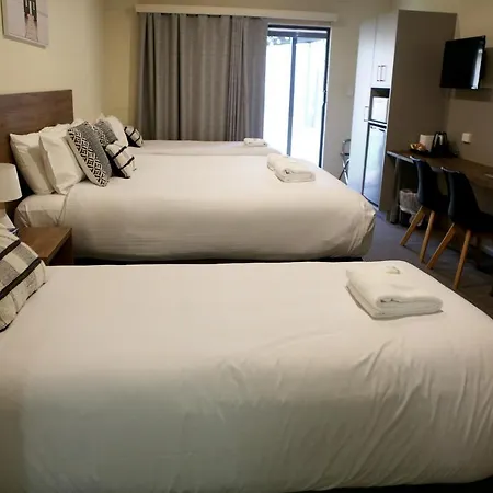 Vineyard Motor Motel 4*