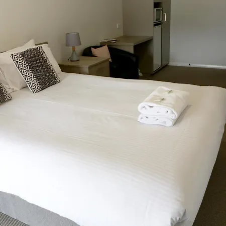 Vineyard Motor Motel 4*