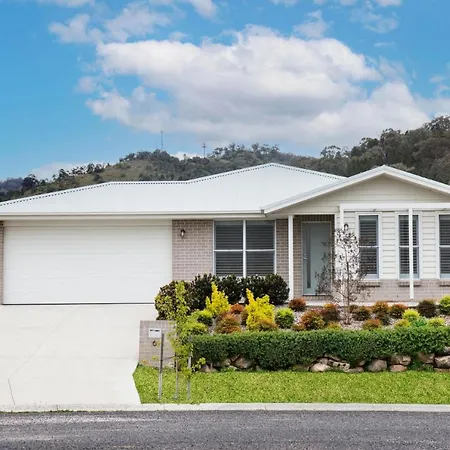 Pristine Spacious 4 Bedroom Escape Holiday home