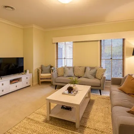 Spacious 3 Bedroom Getaway In Perfect Location Holiday home
