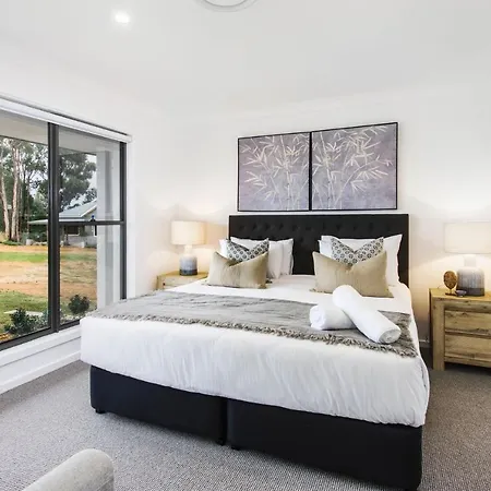 Stunning 4 Bedroom Escape Holiday home *