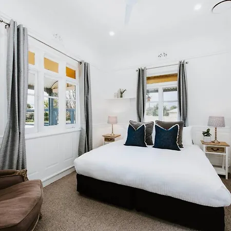 Yarranvale On Gladstone - A Gorgeous Country Abode Holiday home Mudgee