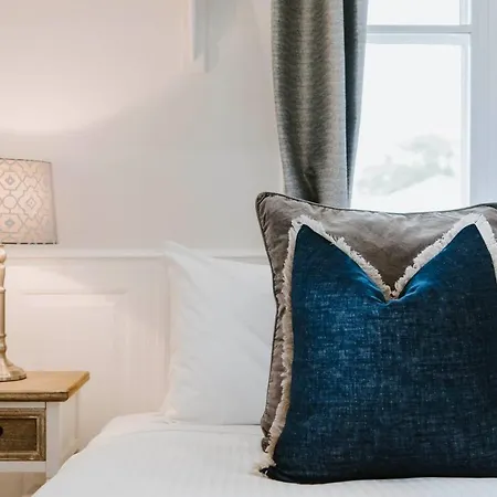 'the Gladstone' An Expansive Outdoor Oasis In Town Mudgee