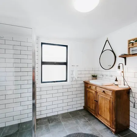 Holiday home 'wilpine' Poolside Country Luxury Near Town