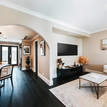 Mckenna Terraces Apartment *