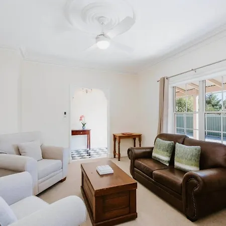 'pebble Lane Cottage' A Charming *