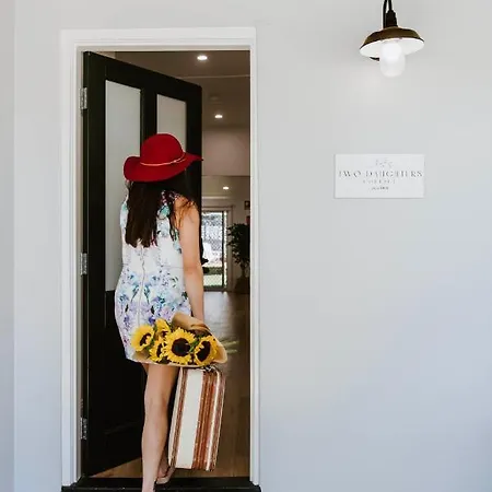 Two Daughters - Refined Country Living Holiday home *