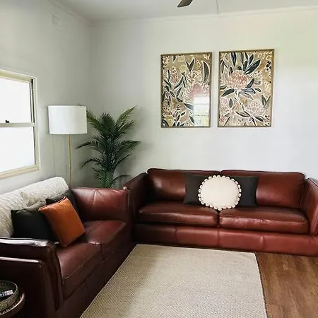Centrally Located 3 Bedroom - Pet Friendly Holiday home Mudgee