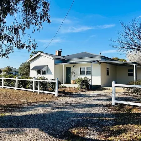 Centrally Located 3 Bedroom - Pet Friendly Holiday home