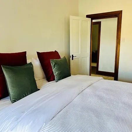 Centrally Located 3 Bedroom - Pet Friendly Holiday home *