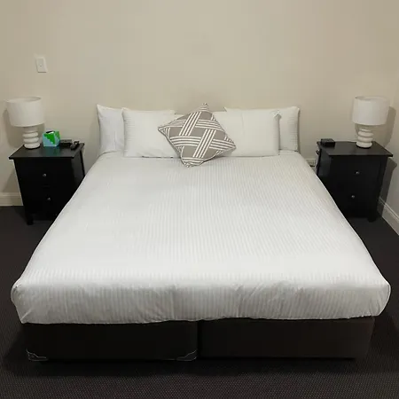 Spacious Style With Pool In - Rest Easy Villa Mudgee