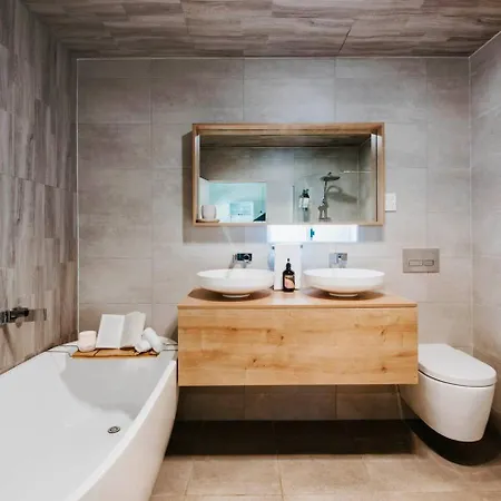 Court House Hideaway - Country Comfort In Town *