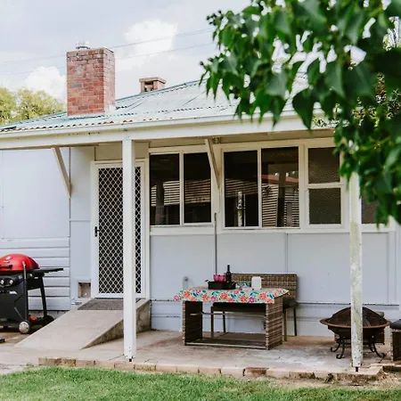 Holiday home Court House Hideaway - Country Comfort In Town *