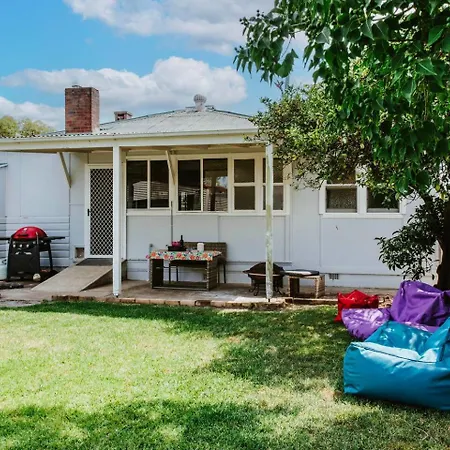 Court House Hideaway - Country Comfort In Town Holiday home *