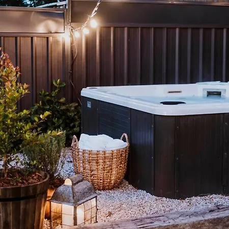Charlie's Stylish Family-friendly In Downtown Mudgee