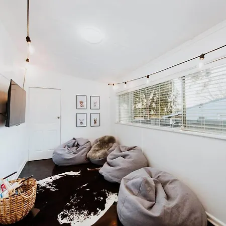 Charlie's Stylish Family-friendly In Downtown