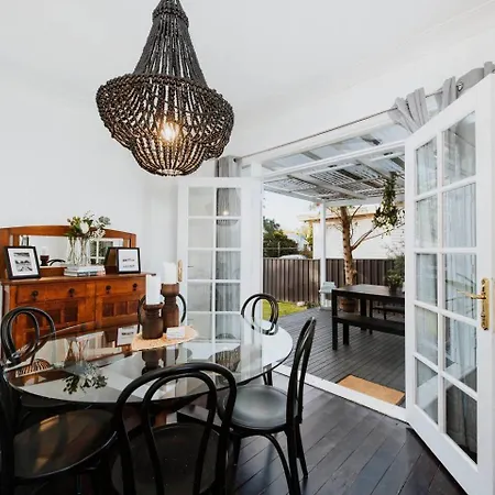 Charlie's Stylish Family-friendly In Downtown Holiday home