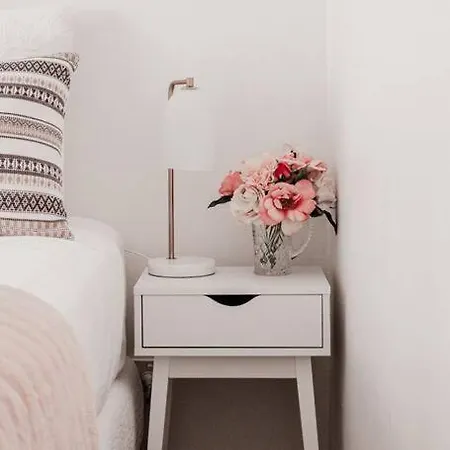 Live In The Heart Of At Fairbairn Apartment *