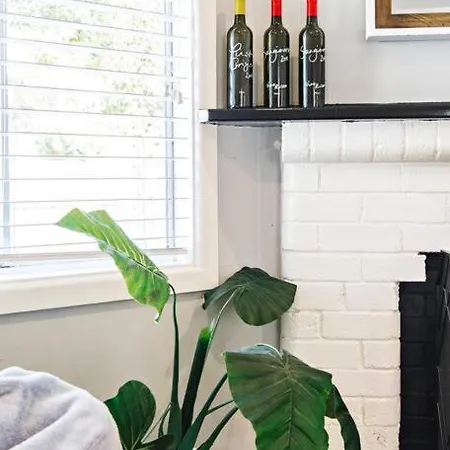 Holiday home Wine Lovers Den Charming Retreat