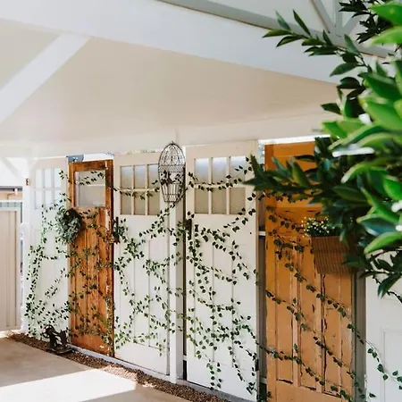 The On Lawson - Heritage Elegance In Holiday home *