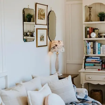 The On Lawson - Heritage Elegance In Holiday home *
