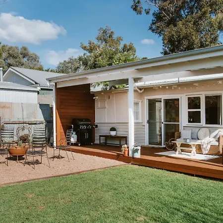 The On Lawson - Heritage Elegance In Holiday home