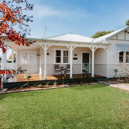 The On Lawson - Heritage Elegance In Holiday home *