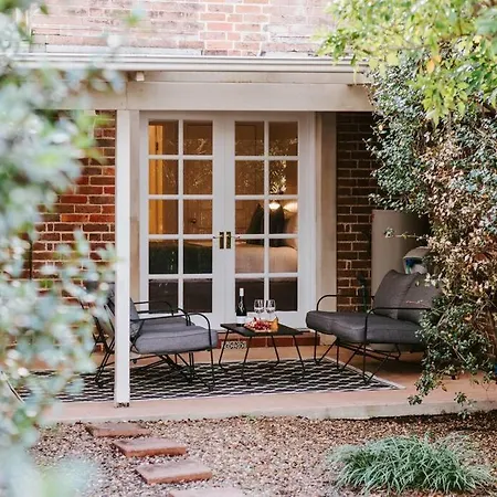 'kareela & Kialla Cottages' Charming Family Getaway Mudgee