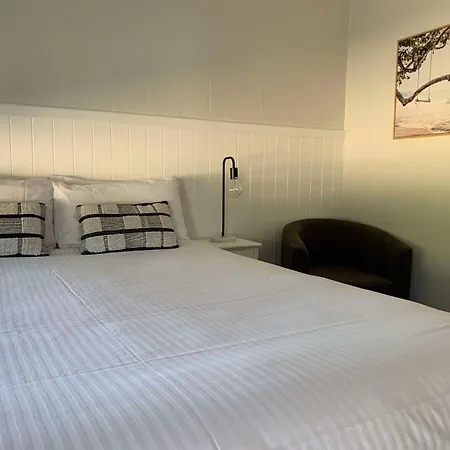 Vineyard Motor Motel 4*