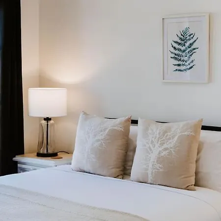 Mulberry On Melton - A Charming Poolside Holiday home *