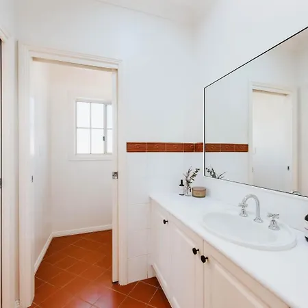 Holiday home Mulberry On Melton - A Charming Poolside *