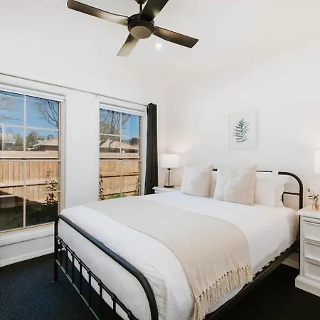 Holiday home Mulberry On Melton - A Charming Poolside