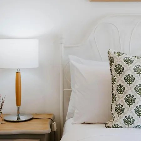 Mulberry On Melton - A Charming Poolside *