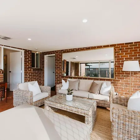 Mulberry On Melton - A Charming Poolside