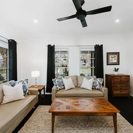 Mulberry On Melton - A Charming Poolside Holiday home Mudgee