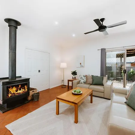 Holiday home Mulberry On Melton - A Charming Poolside