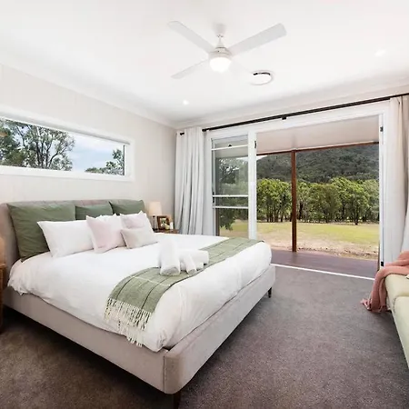 Frog Hill 8 Bedroom Luxe Rural Retreat Near Town With 2 Holiday home *