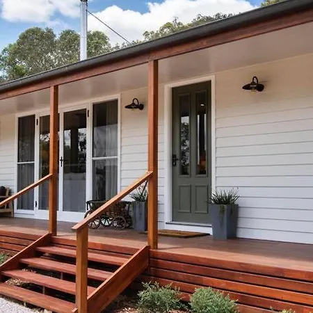 Frog Hill 8 Bedroom Luxe Rural Retreat Near Town With 2 Holiday home *