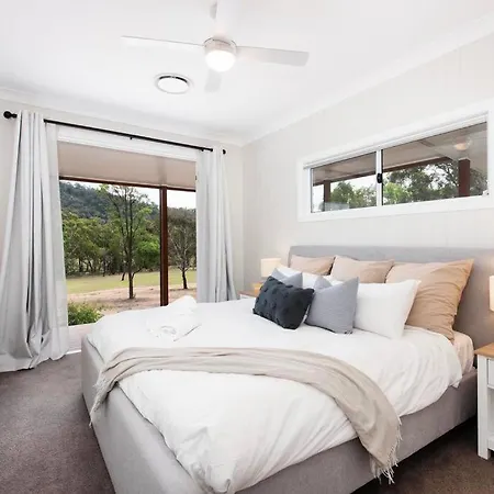 Frog Hill 8 Bedroom Luxe Rural Retreat Near Town With 2