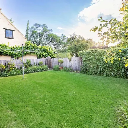 The Little White - Country Elegance Near Cbd Holiday home