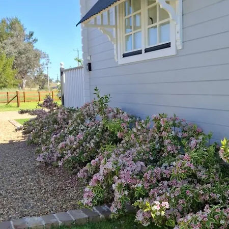 Dangerfield Oaks Boutique Cottage's Farm stay Mudgee
