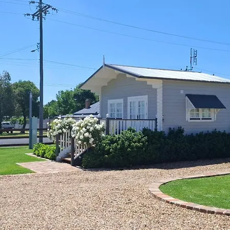 Dangerfield Oaks Boutique Cottage's Farm stay *